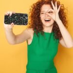 RALEAVO Fleurs Coque pour iPhone 15 Coque, Liquid Silicone Coque Protection Bumper Antichoc Coque Cover Mignonne Fleur Housse Etui Souple pour iPhone 15 6.1 Inches, Black - Image 6